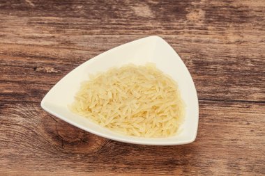 Tabakta çiğ Hint basmati pilavı