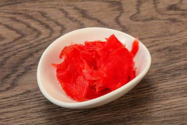 Asya mutfağı terbiye edilmiş zencefil kökü kasede.