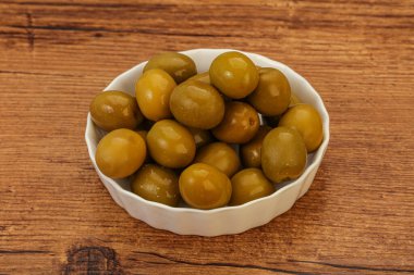 Kavanozda yeşil zeytin turşusu