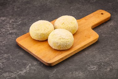 Çiğ patates ezmesi - doldurulmuş patates pirzolası - pişirmek için.
