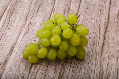 Tatlı ve lezzetli olgun yeşil üzüm 