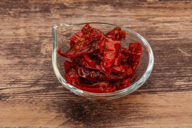 Zeytinyağı ve bitkilerle kurutulmuş domates.