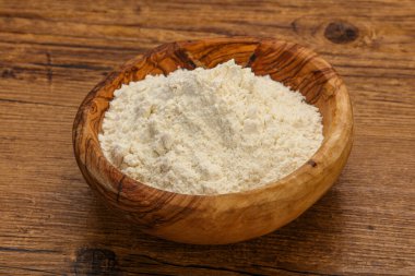 Buğday unu kasede yemek pişirmek için.