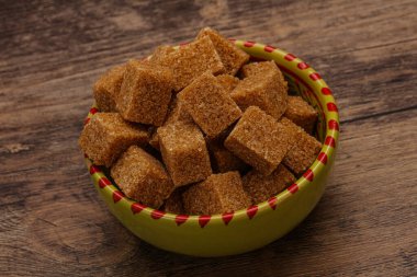 Kahverengi baston şeker yavruları kasede