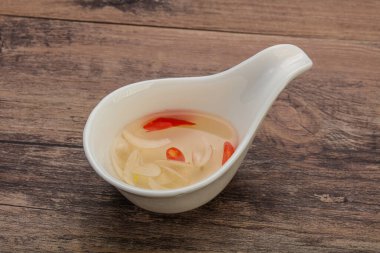 Acı biber ve sarımsaklı Vietnam sirkesi sosu.