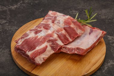 Çiğ domuz kaburgası pişirmek için biberiye servis edilir.