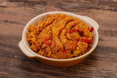 Domates ve tavuklu geleneksel Afrika kuzenleri