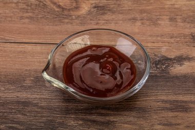 Geleneksel domates barbekü sosu kasede