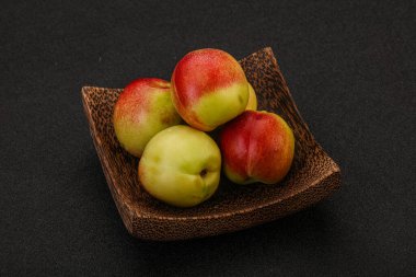 Sepette küçük yeşil nektarinler