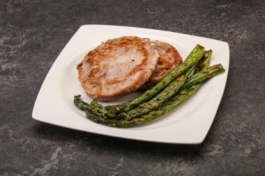 Ton balıklı ızgara biftek ve yeşil kuşkonmaz.