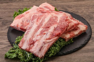 Lezzetli yemek için çiğ domuz kaburgası.