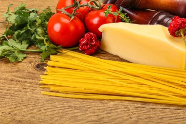 Çiğ İtalyan spagetti yığını, peynir ve sebzeli.