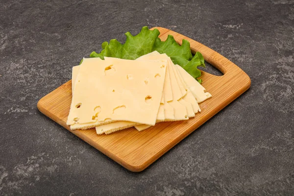Nakrájený Žlutý Sýr Listy Salátu — Stock fotografie