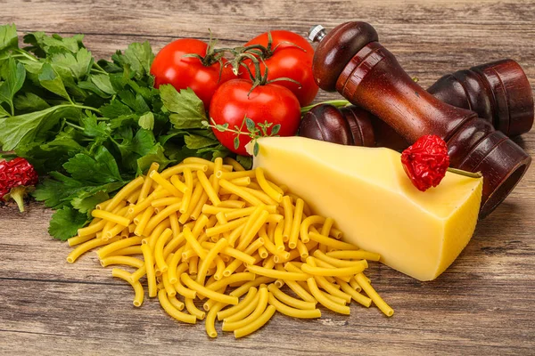 Italiaanse Pasta Rauwe Maccheroni Voor Het Koken Geserveerd Groenten — Stockfoto