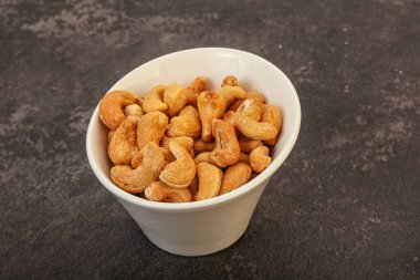 Kavrulmuş kaju yığını kasede