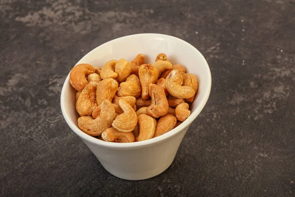 Kavrulmuş kaju yığını kasede