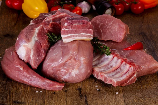 Obearbetat Fläskkött Över Trä Bakgrund — Stockfoto