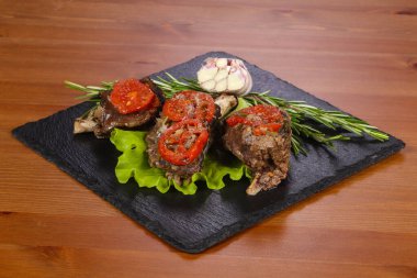 Domatesli fırında geyik eti biberiye servis edildi.