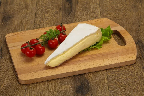 Brie Triangle Fromage Servi Feuilles Salade — Photo