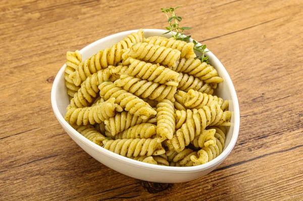 Paste Italiene Fusilli Sos Pesto — Fotografie, imagine de stoc