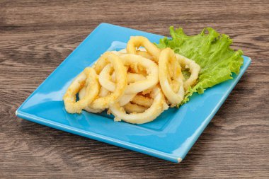 Kavrulmuş kalamar halkaları ve kasede salata.