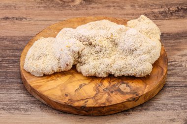 Kızartma için çiğ domuz eti şnitzel.