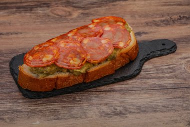 Chorizo sosisli sandviç ve avokado mus.