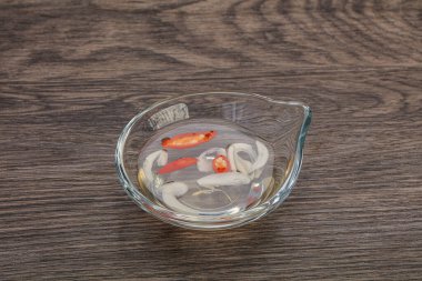 Acı biber ve sarımsaklı Vietnam sirkesi sosu.