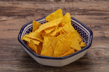 Meksika mısır cipsi üçgen yığını.