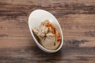 Kavanozda baharatlı ringa yağı var.