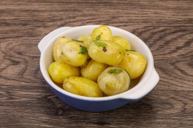 Kasede taze haşlanmış patates soğan servis edildi.