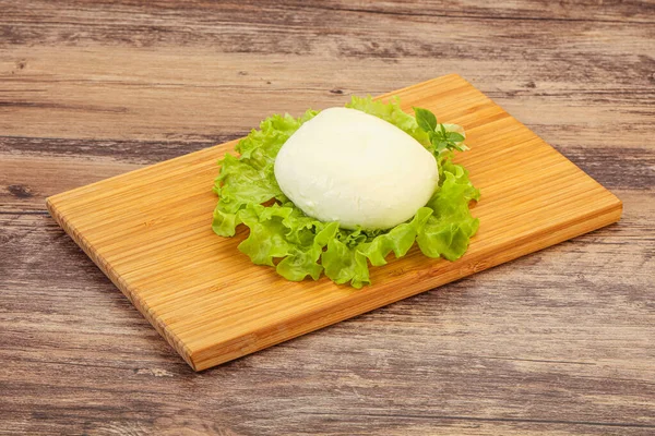 Bola Queijo Mozzarella Italiana Sobre Bordo — Fotografia de Stock