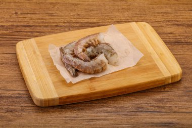 Çiğ kaplan karides yığını yemek için.