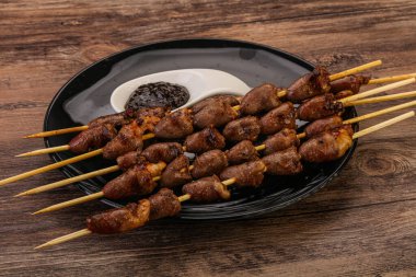 Asya mutfağı. Biber soslu tavuk kalbi şiş.