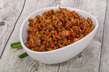 Asya usulü vejetaryen sebzeli kızarmış pirinç.