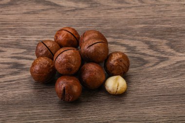 Kahverengi yakın plan Macadamia ceviz yığını.