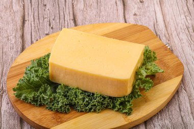 Lezzetli sarı Tilsiter peyniri.