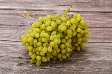 Arka planda tatlı yeşil üzüm dalı