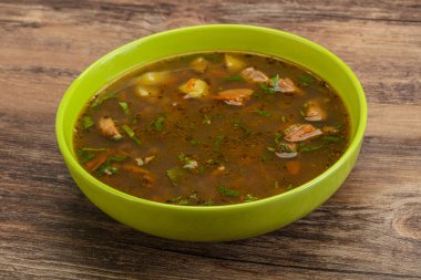 Geleneksel tavuk ve sebzeli mercimek çorbası.