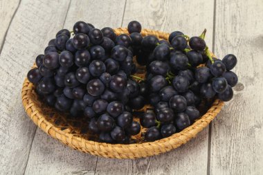 Taze taze tatlı kırmızı üzüm dalında