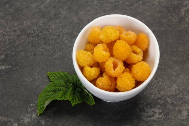 Tatlı, olgun, yapraklı sarı ahududu.