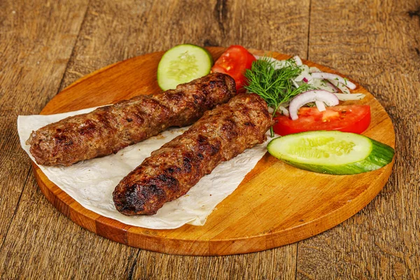 Μοσχάρι Σουβλάκι Κιμά Κρέας Shashlik Σερβίρεται Λαχανικά — Φωτογραφία Αρχείου