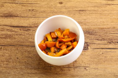 Baharatlı salamura bal mantarı kasede.