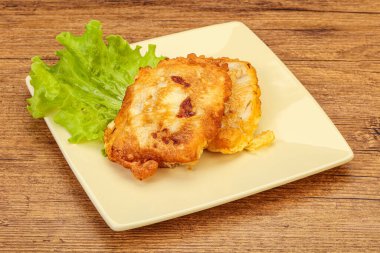 Ekmeğin içinde kızarmış morina balığı