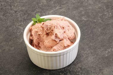 Karaciğer ezmesi kasede fesleğen yaprağı servis edilir.