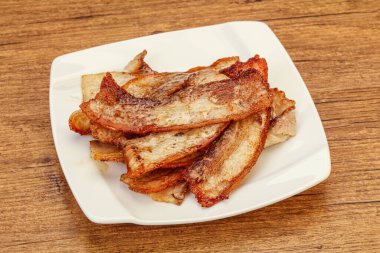 Kızarmış domuz pastırması tabakta.