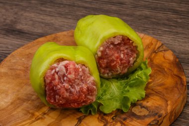 Çiğ dolma yeşil dolma biber ve et.