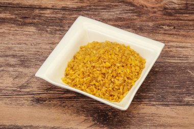 Vejetaryen mutfağı. Kasede pişirmek için kuru bulgur.