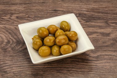 Kavanozda yeşil zeytin turşusu