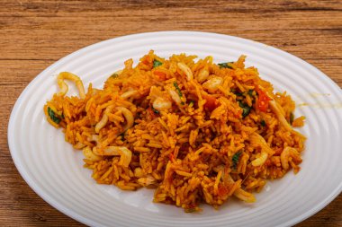 Asya mutfağı - karides ve kalamar ile kızartılmış pirinç